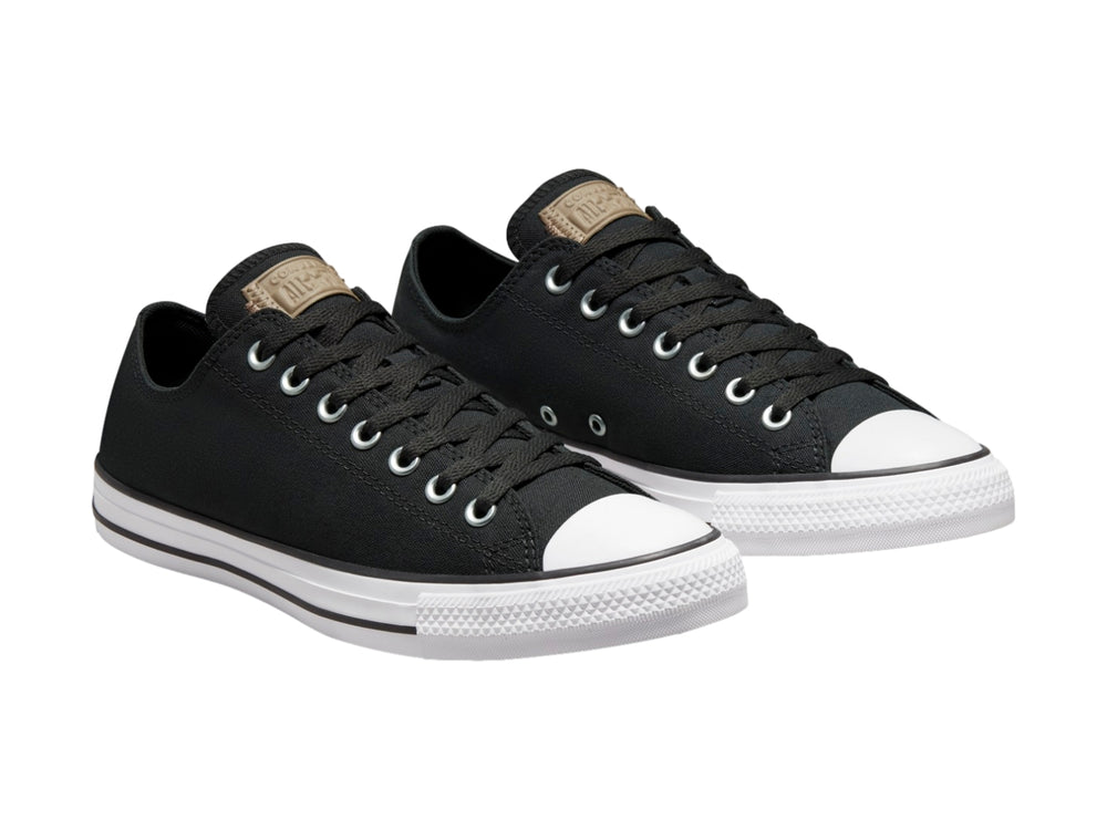 Tenis Converse Chuck Taylor All Star de color negro con suela y punta blanca.