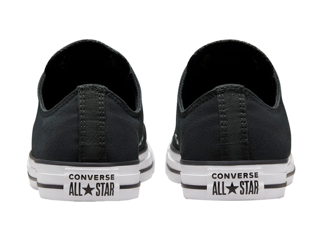 Tenis Converse Chuck Taylor All Star de color negro con suela y punta blanca.