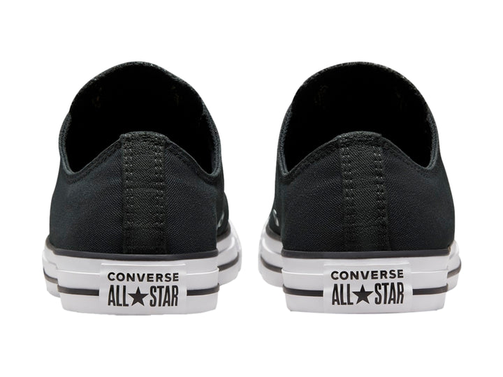 Tenis Converse Chuck Taylor All Star de color negro con suela y punta blanca.