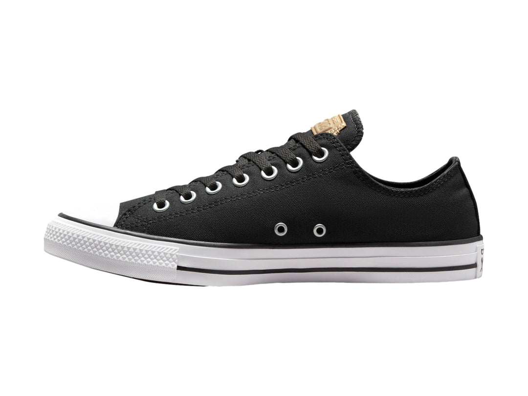 Tenis Converse Chuck Taylor All Star de color negro con suela y punta blanca.