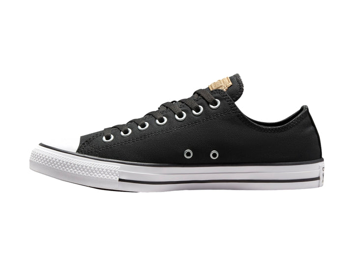 Tenis Converse Chuck Taylor All Star de color negro con suela y punta blanca.