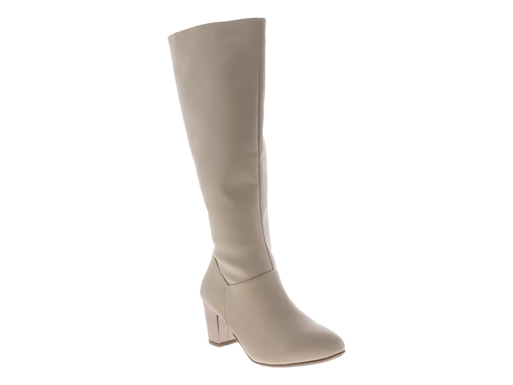 Botas altas de color beige con tacón cuadrado y acabado mate.