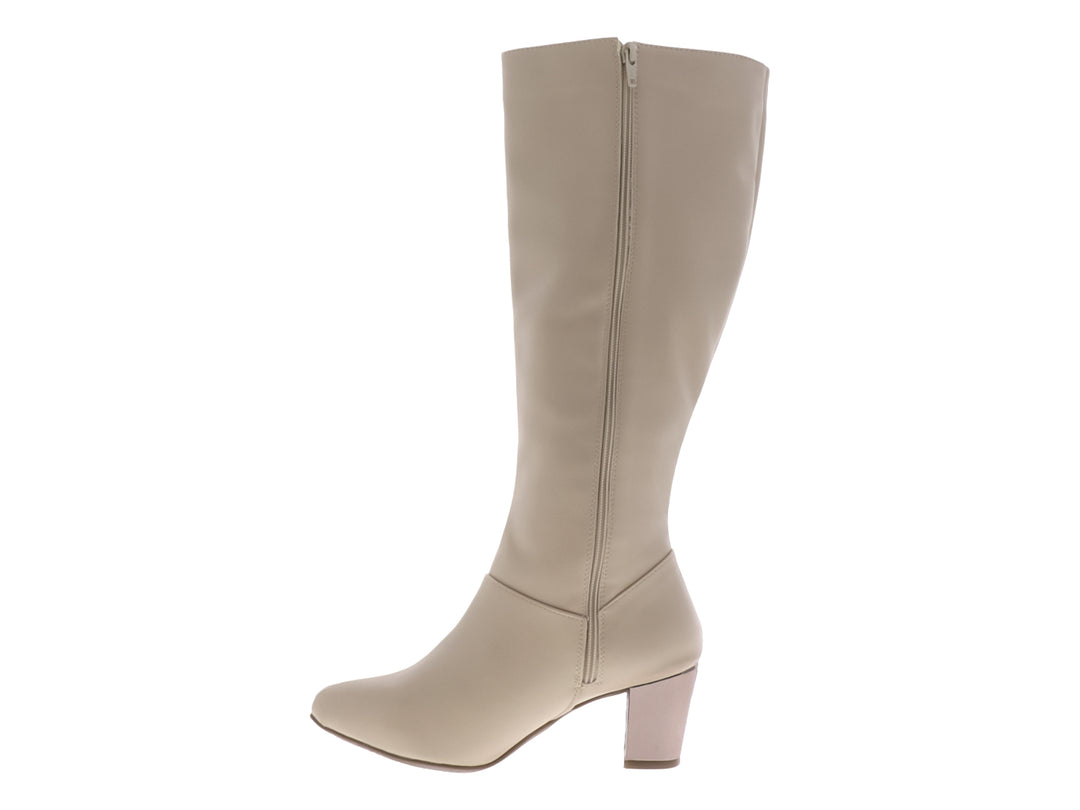 Botas altas de color beige con tacón cuadrado y acabado mate.