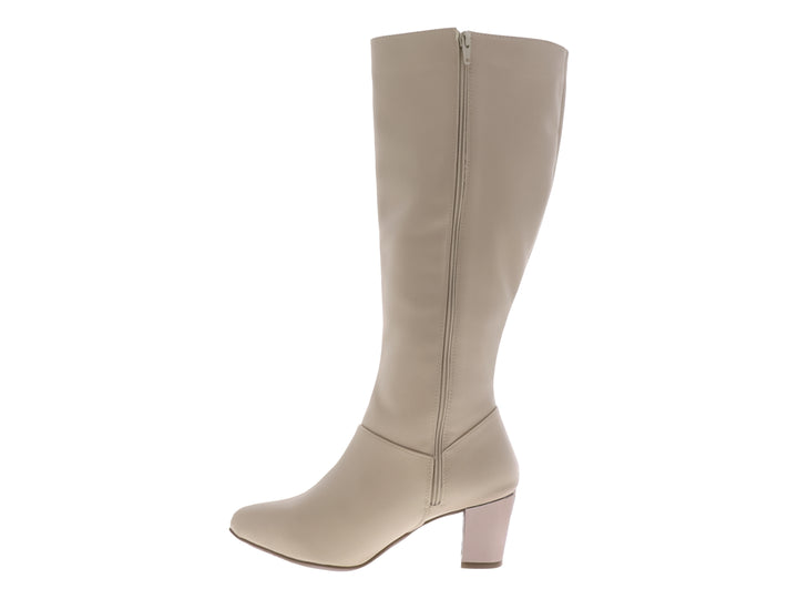 Botas altas de color beige con tacón cuadrado y acabado mate.
