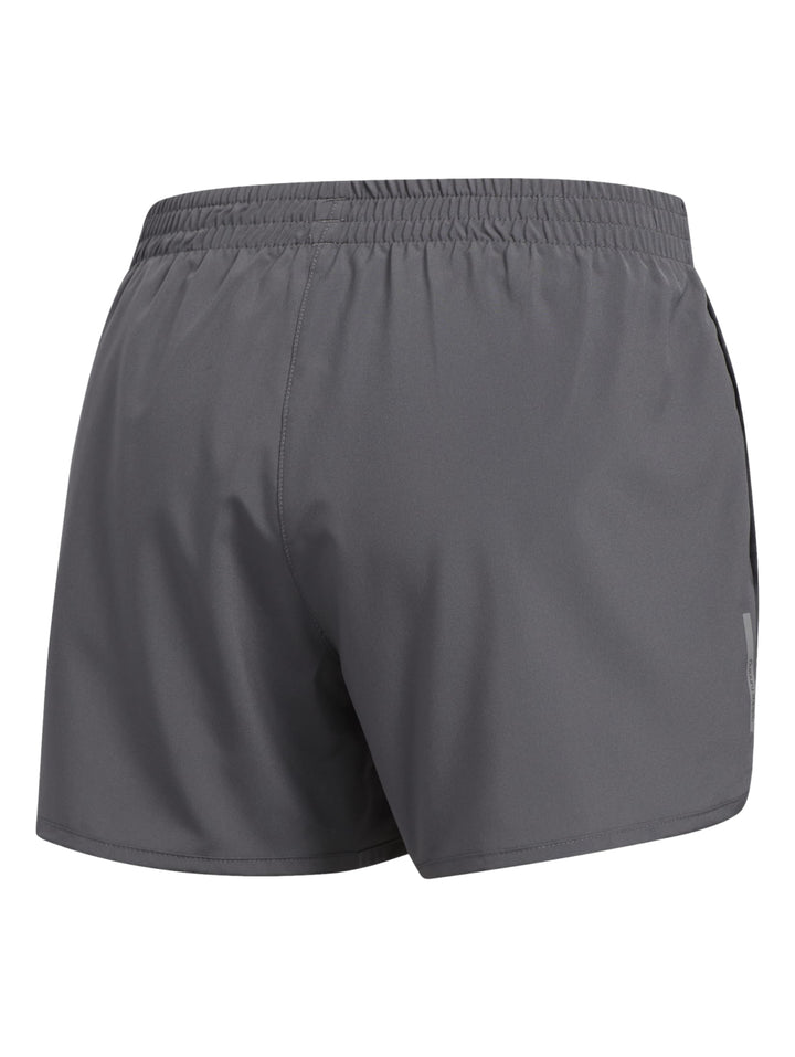 Pantalones cortos deportivos Adidas en color gris oscuro con logotipo blanco en la pierna izquierda.