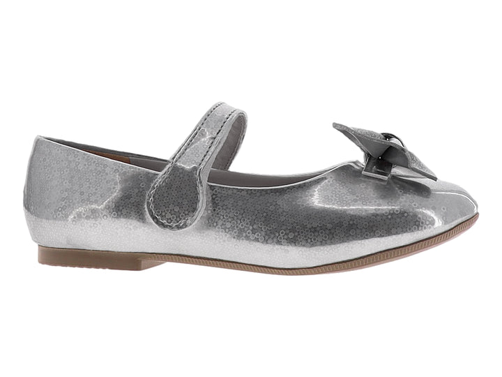 Zapato plano color plata con moño decorativo y correa ajustable.