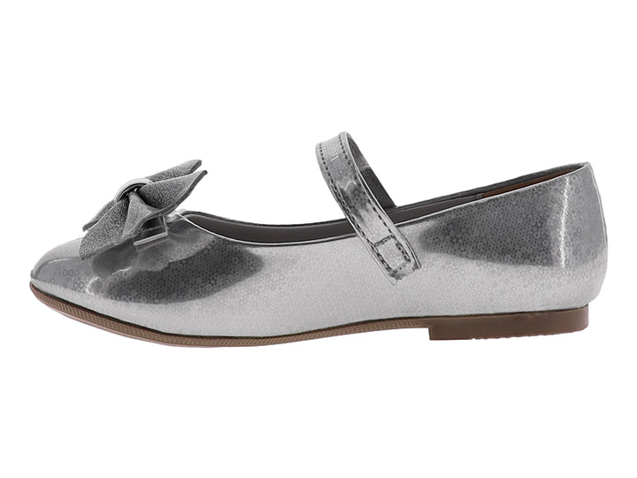 Zapato plano color plata con moño decorativo y correa ajustable.