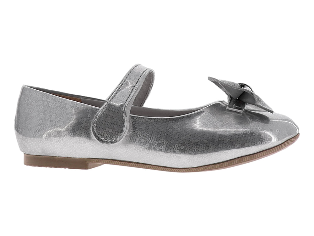 Zapato plano color plata brillante para niña con moño decorativo y correa de ajuste.