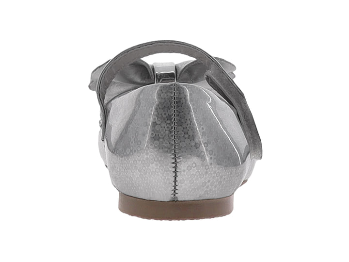 Zapato plano color plata brillante para niña con moño decorativo y correa de ajuste.