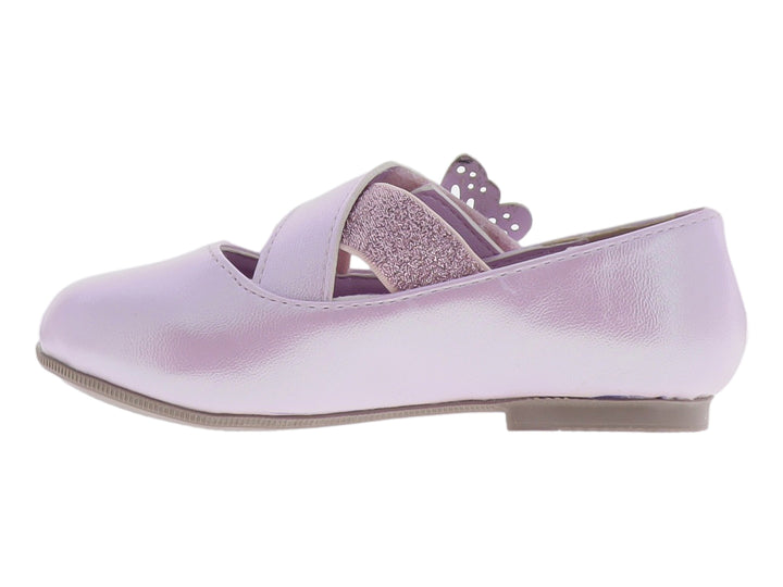 Zapato plano color rosa para niña con detalle de mariposa y correa.
