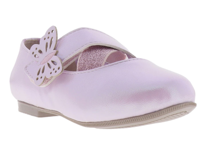 Zapato plano color rosa para niña con detalle de mariposa en la correa y suela gris.
