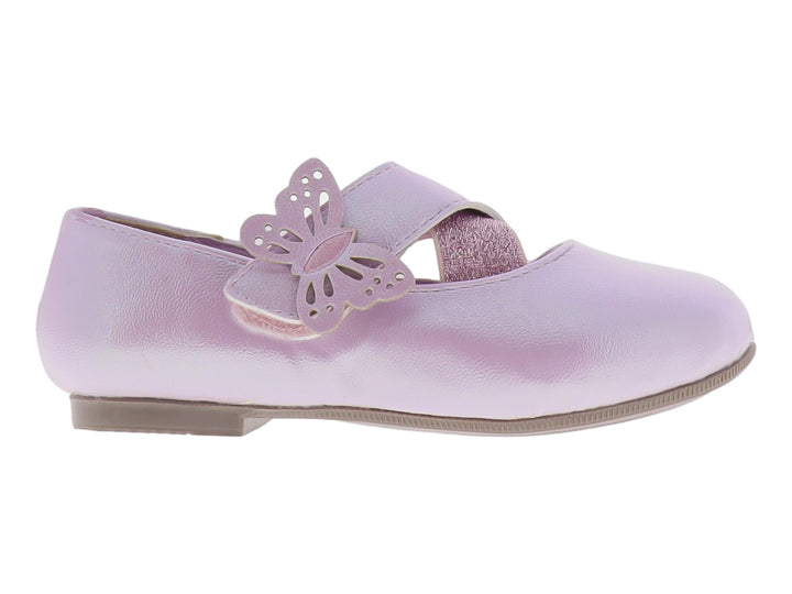 Zapato plano color rosa para niña con detalle de mariposa en la correa y suela gris.