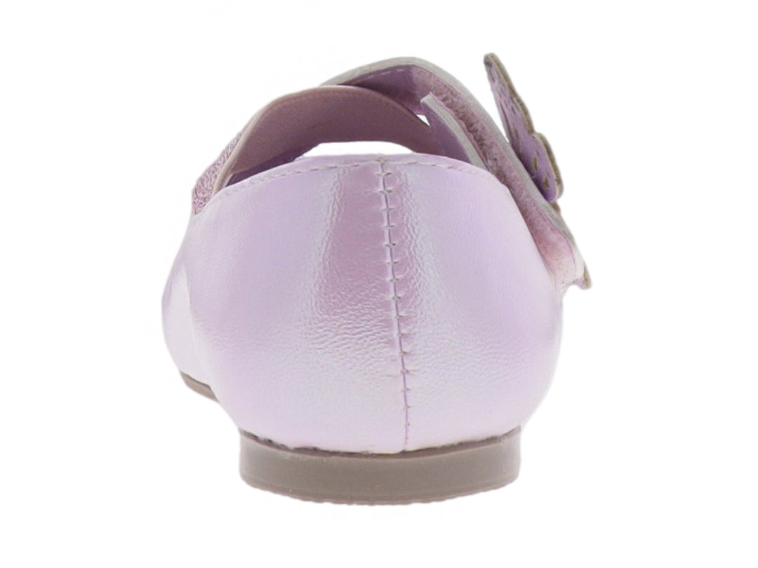 Zapato plano color rosa para niña con detalle de mariposa en la correa y suela gris.