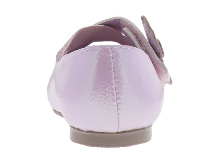 Zapato plano color rosa para niña con detalle de mariposa en la correa y suela gris.