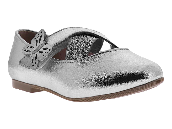 Zapato plano plateado metálico para niña con adorno de mariposa en la parte superior.
