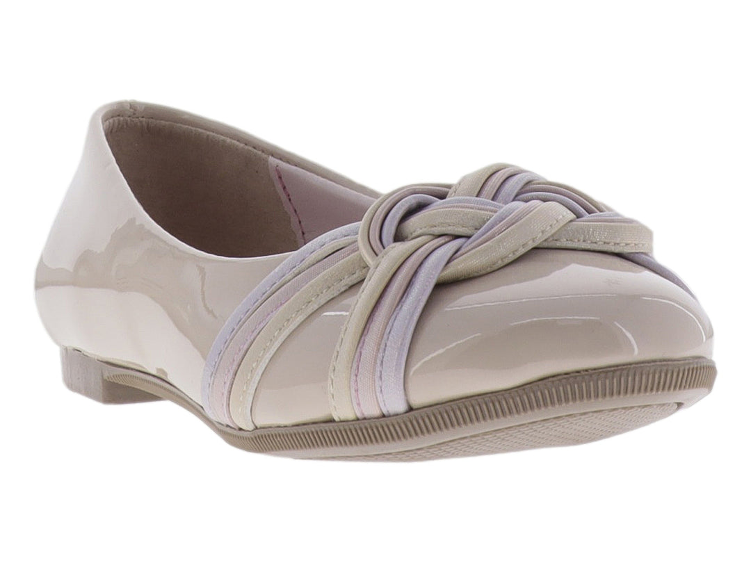 Zapato plano color beige rosa con acabado brillante y detalle de nudo decorativo en la parte superior.