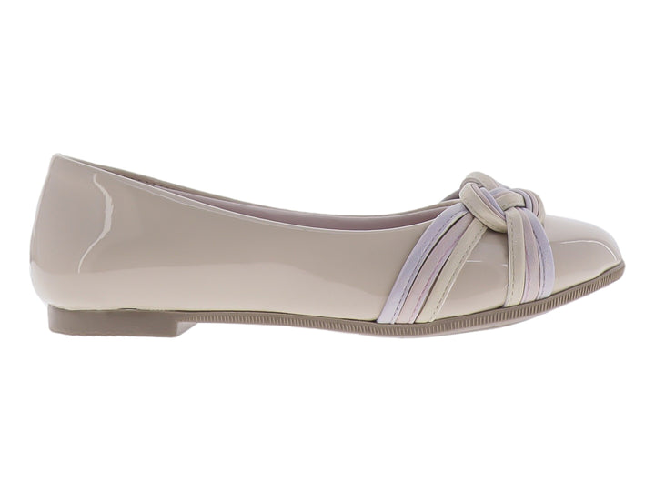 Zapato plano color beige rosa con acabado brillante y detalle de nudo decorativo en la parte superior.
