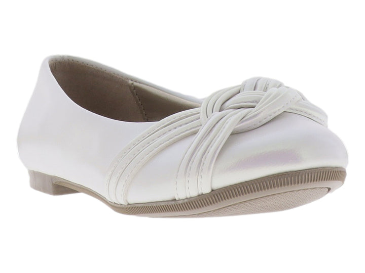 Zapato plano blanco con detalle de nudo decorativo en la parte superior y suela color beige.