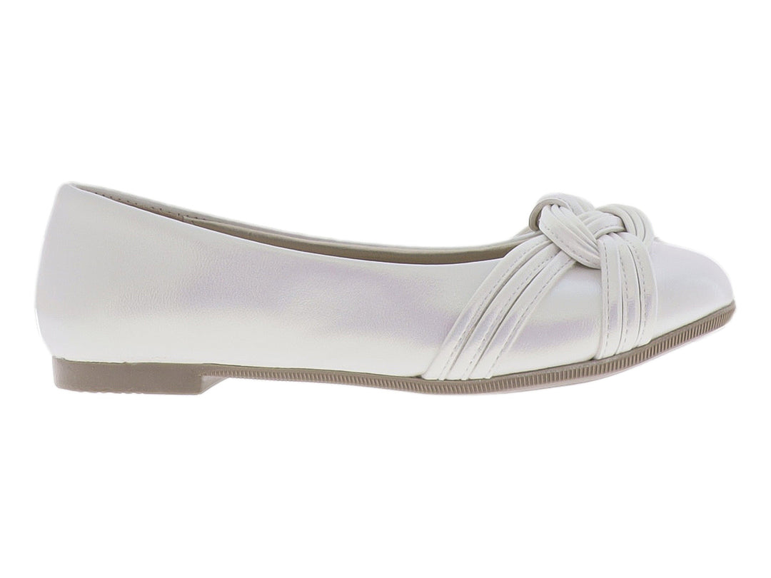Zapato plano blanco con detalle de nudo decorativo en la parte superior y suela color beige.