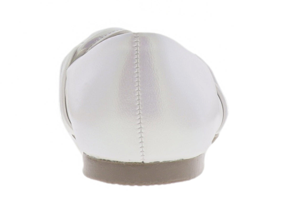 Zapato plano blanco con detalle de nudo decorativo en la parte superior y suela color beige.