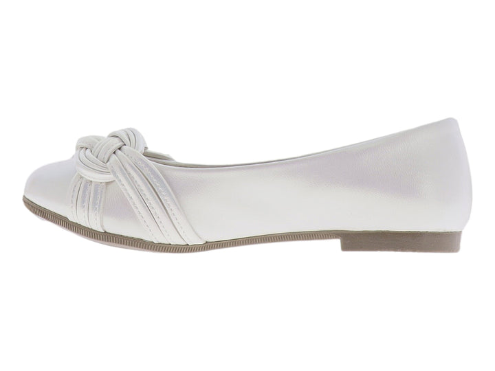 Zapato plano blanco con detalle de nudo decorativo en la parte superior y suela color beige.