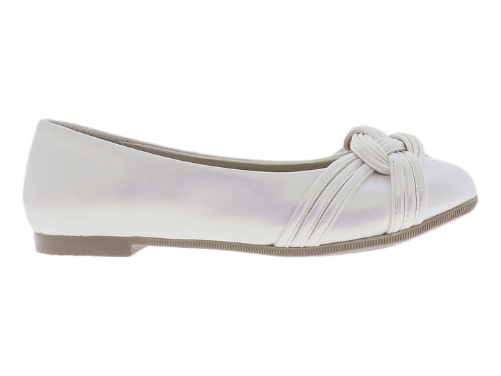 Zapato plano color blanco con detalle de nudo decorativo en la parte superior.