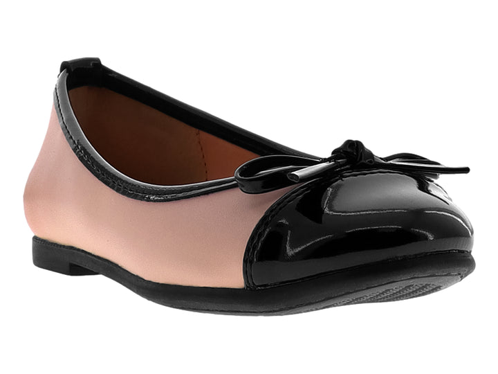 Zapato plano para niña en color nude con punta y moño decorativo en charol negro brillante.
