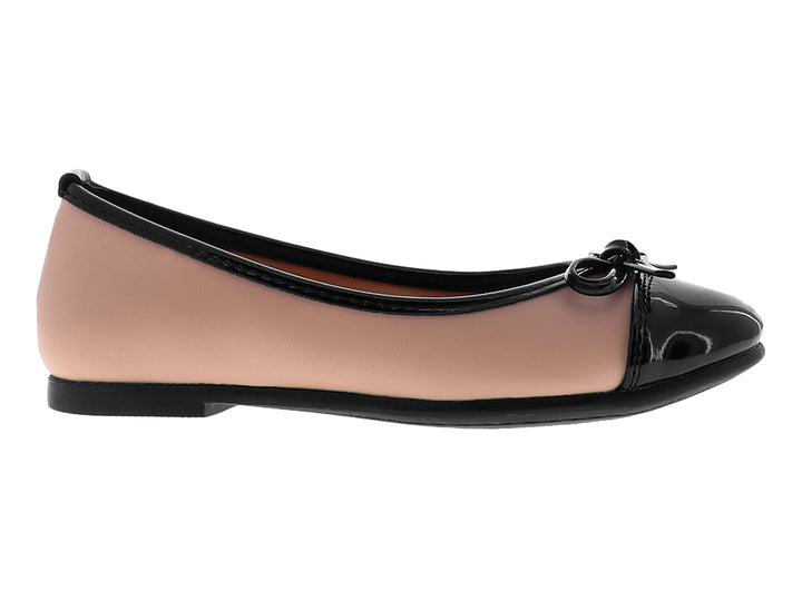 Zapato plano para niña en color nude con punta y moño decorativo en charol negro brillante.