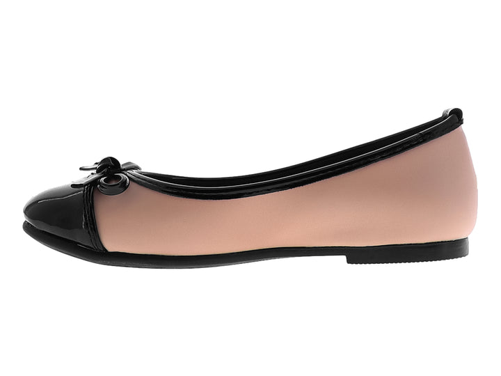 Zapato plano para niña en color nude con punta y moño decorativo en charol negro brillante.