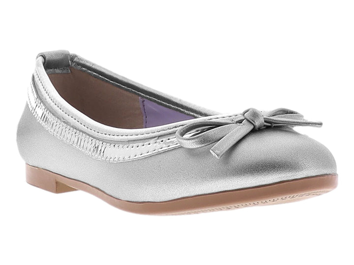 Zapato plano color plata con moño decorativo y suela beige.