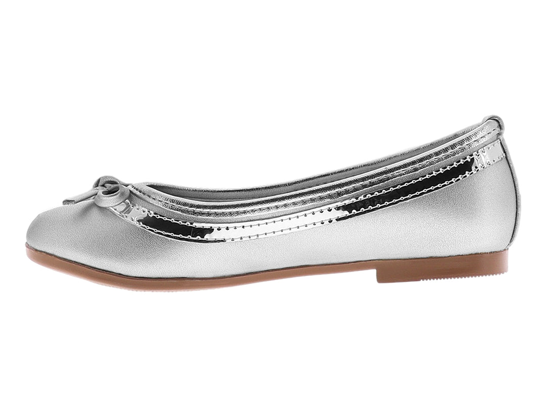 Zapato plano color plata con moño decorativo y suela beige.