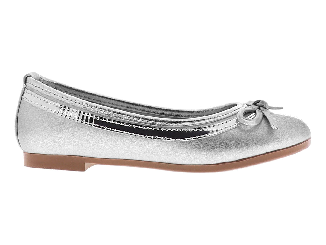 Zapato plano color plata con moño decorativo y suela beige.