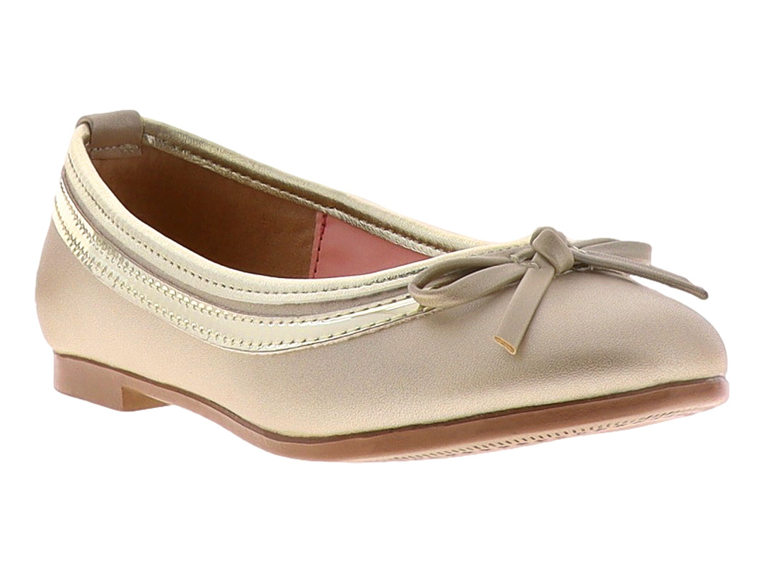Zapato plano color platina con moño decorativo y acabado brillante.