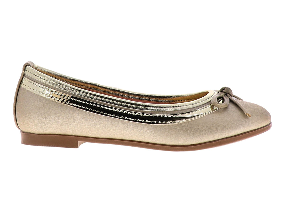 Zapato plano color platina con moño decorativo en la parte superior.