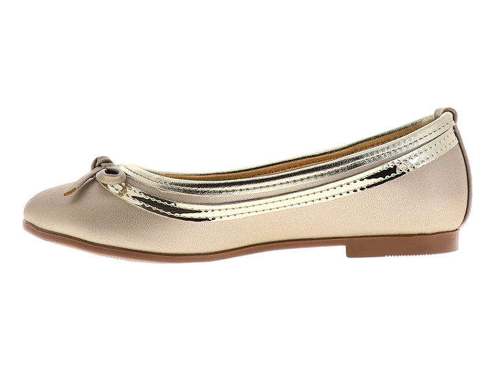 Zapato plano color platina con moño decorativo en la parte superior.