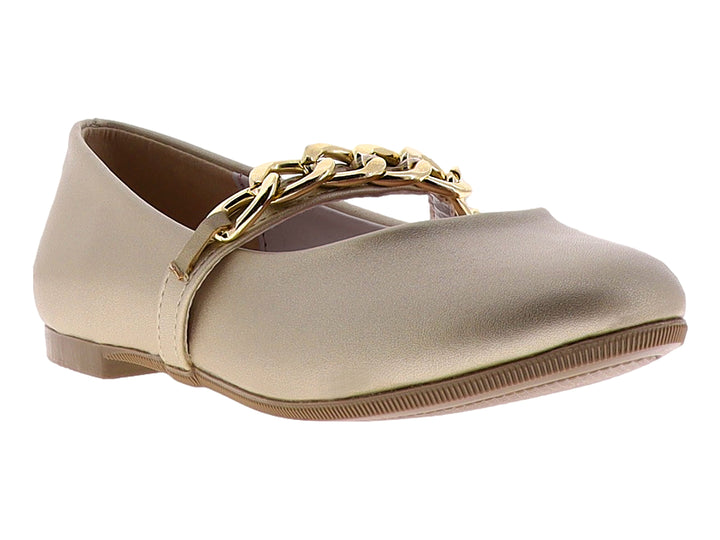 Zapato plano color platina con detalle de cadena dorada en la parte superior.