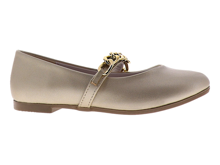Zapato plano color platina con detalle de cadena dorada en la parte superior.