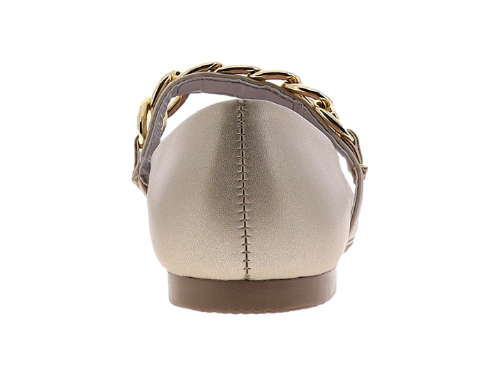 Zapato plano color platina con detalle de cadena dorada en la parte superior.