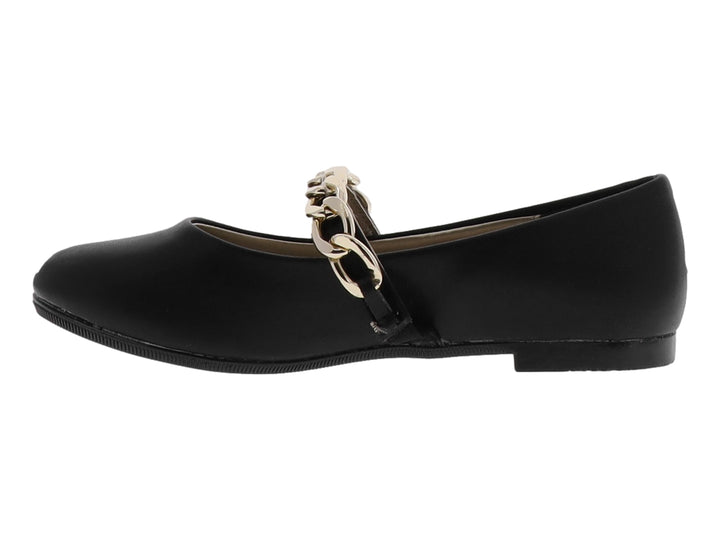 Zapato plano negro para niña con detalle de cadena dorada en la parte superior.