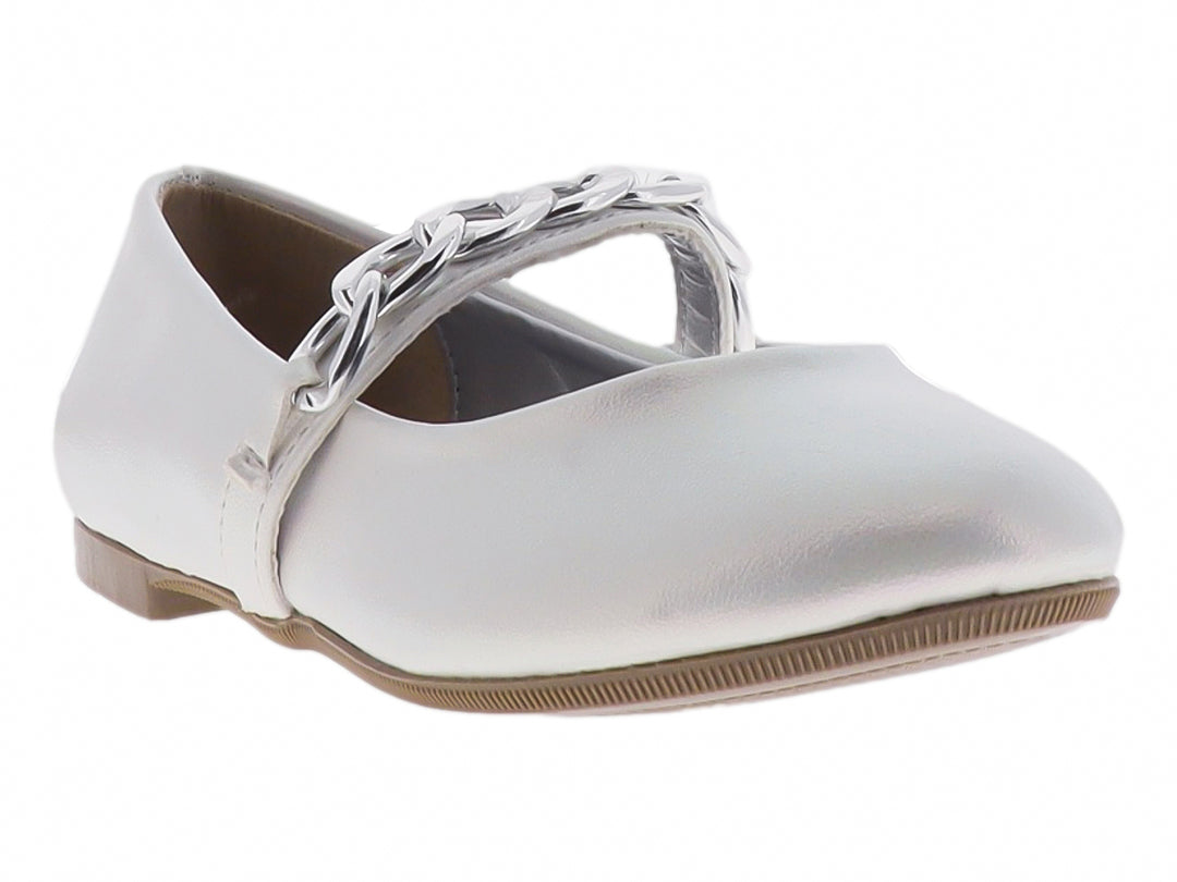 Zapato plano color plata con detalle de cadena decorativa en la parte superior.