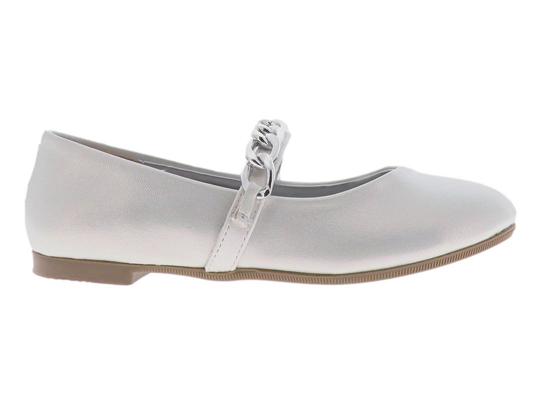 Zapato plano color plata con detalle de cadena decorativa en la parte superior.