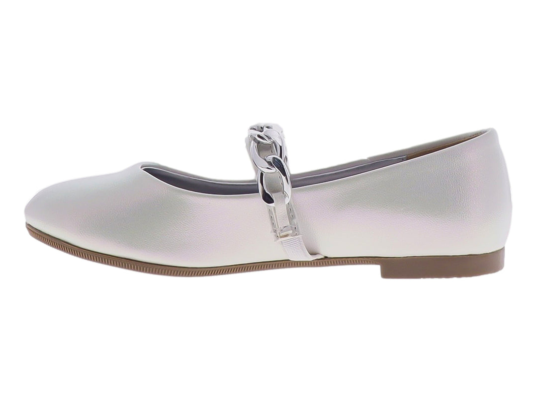 Zapato plano color plata con detalle de cadena decorativa en la parte superior.