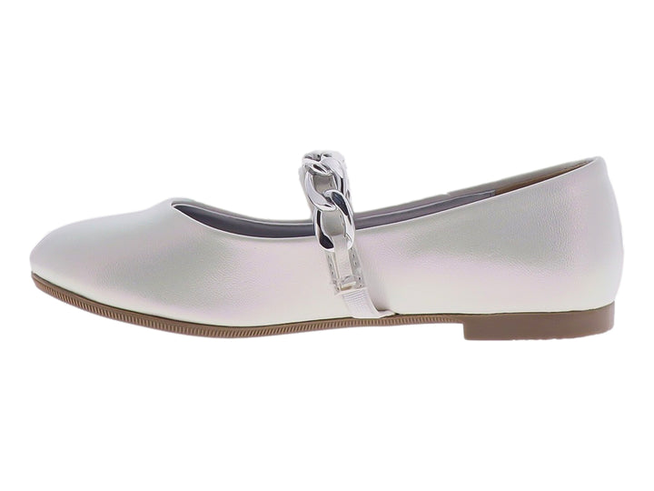 Zapato plano color plata con detalle de cadena decorativa en la parte superior.