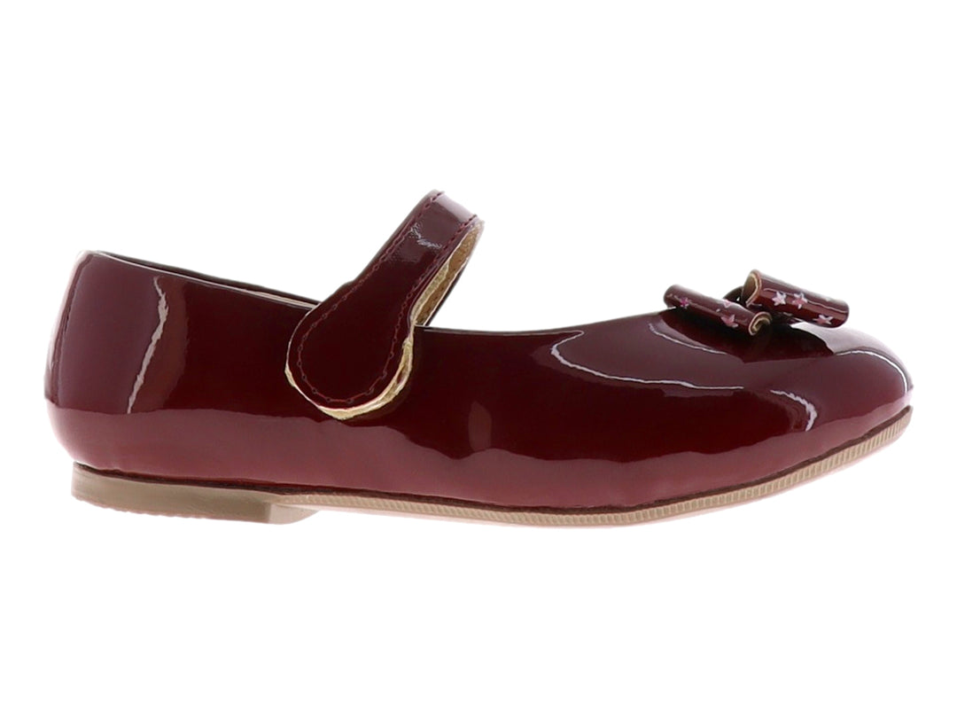 Zapato plano para niña en color rojo cereza brillante con detalle de moño y correa.