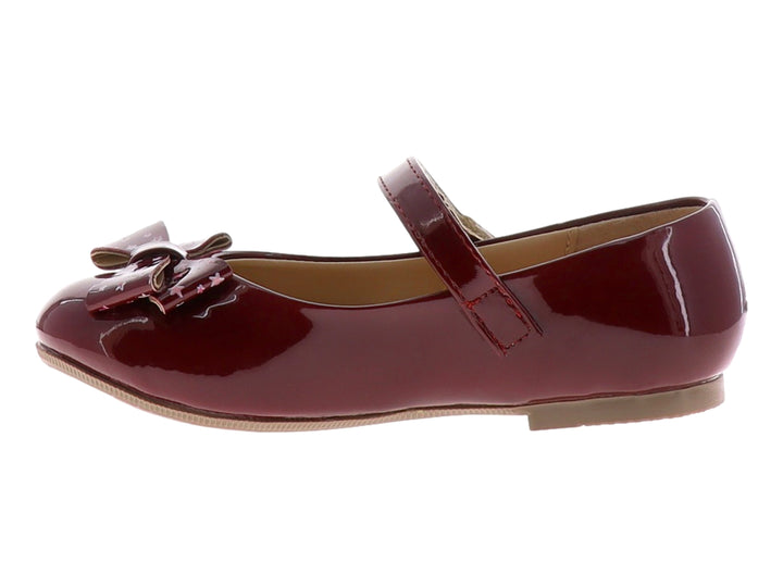 Zapato plano para niña en color rojo cereza brillante con detalle de moño y correa.