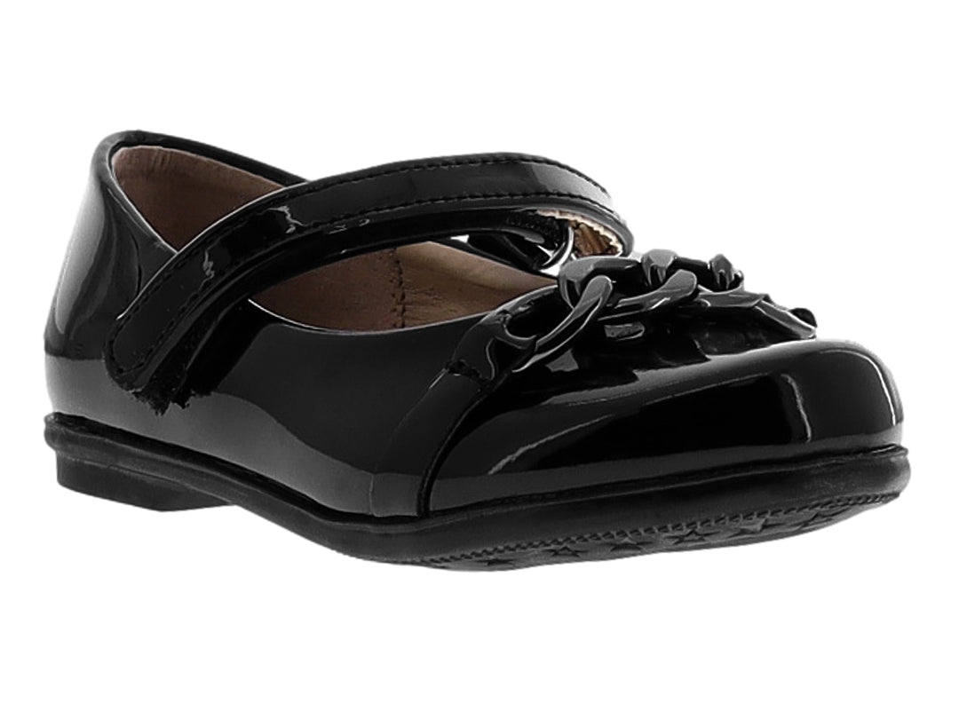Zapato infantil de charol negro brillante con correa y detalle decorativo en la parte superior.