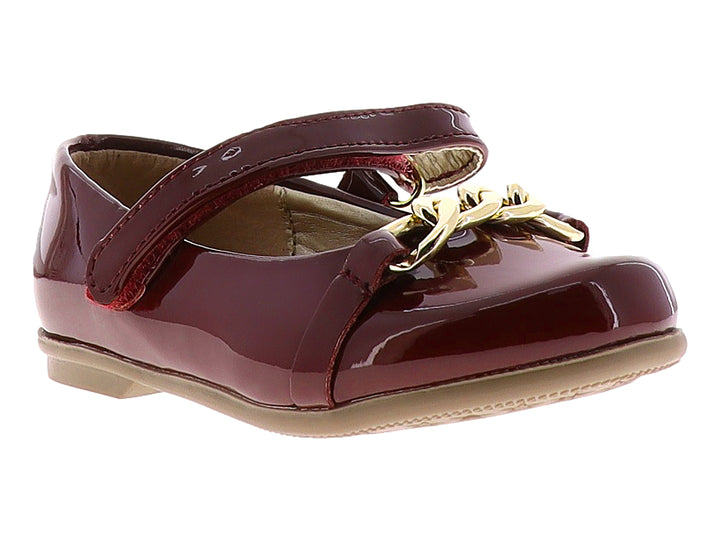 Zapato plano de charol color rojo cereza con correa y detalle de cadena dorada.