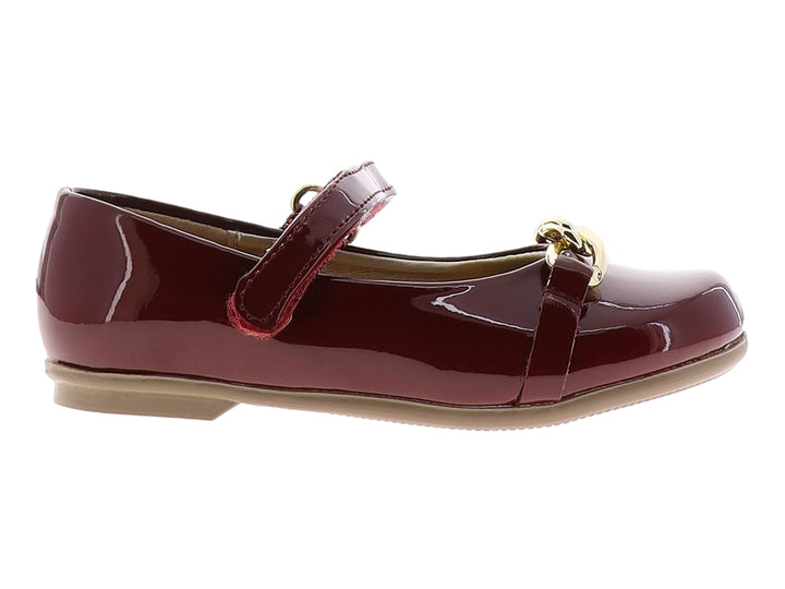 Zapato plano de charol color rojo cereza con correa y detalle de cadena dorada.