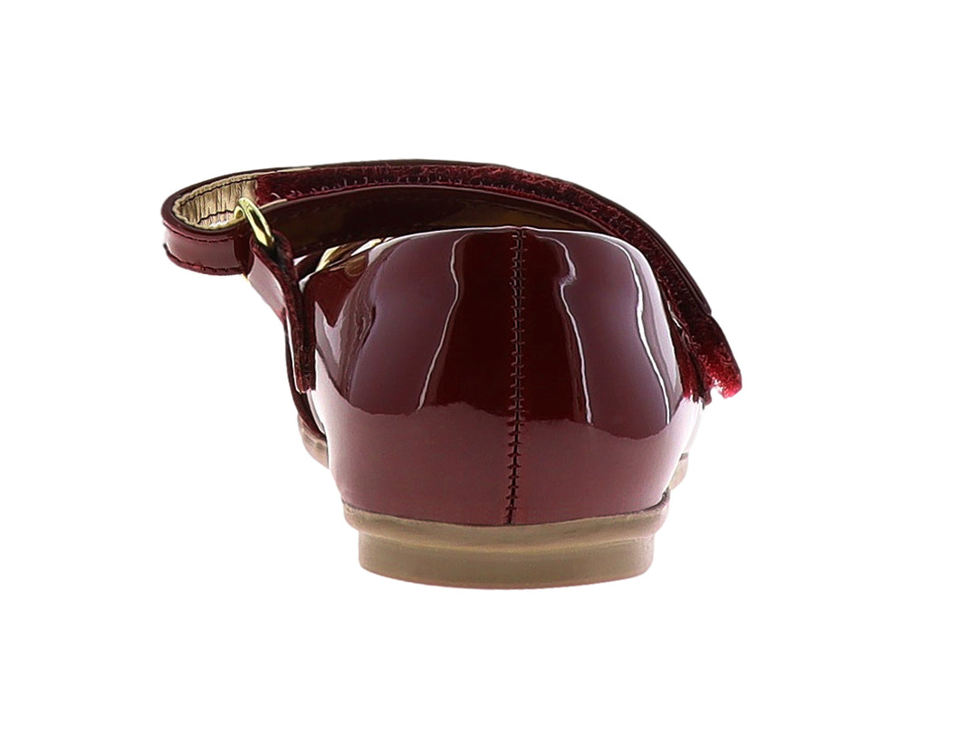 Zapato plano de charol color rojo cereza con correa y detalle de cadena dorada.