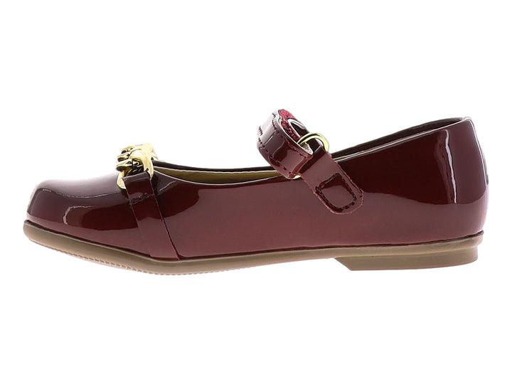 Zapato plano de charol color rojo cereza con correa y detalle de cadena dorada.